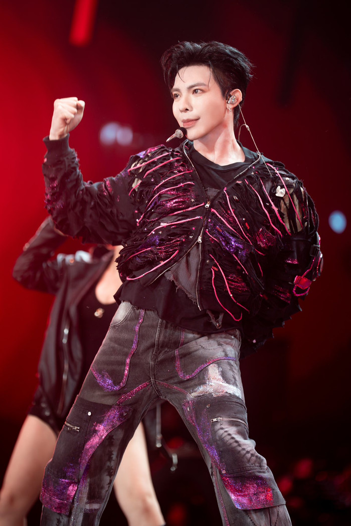 ERIK gây xôn xao khi biểu diễn với đôi cánh đang bốc cháy trên sân khấu, sự thật khiến ai cũng bất ngờ Ảnh 3