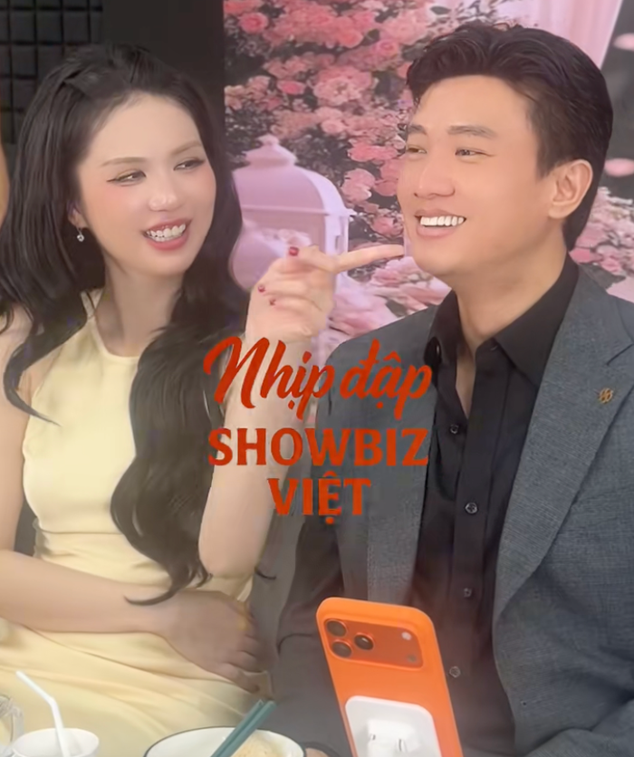 Quốc Trường và Ngọc Trinh cười tươi rói khi xuất hiện chung một livestream bán hàng. Ảnh: nhipdapshowbizviet