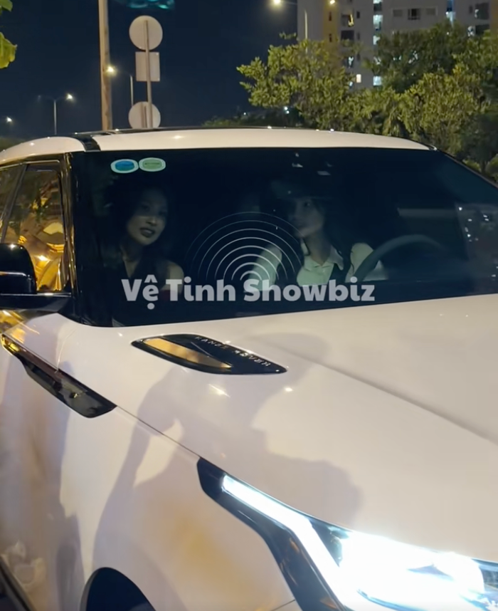 Kỳ Duyên đích thân lái xe đến đón Thiên Ân. Ảnh: vetinh.showbiz