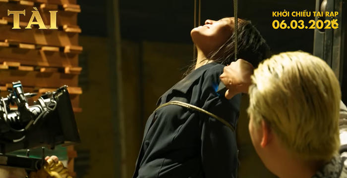 Nghệ sĩ Hạnh Thúy bị treo trên xe cẩu hàng.&nbsp;