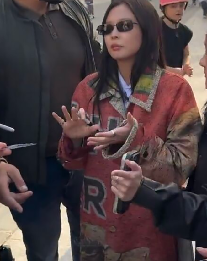 Jennie (BLACKPINK) bị đeo bám, xin chữ ký khi đến Pháp dự một sự kiện thời trang.