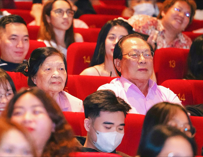 Hình ảnh gia đình Mỹ Tâm đang thưởng thức bộ phim Tài (Ảnh: FBNV).