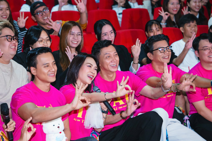 Mỹ Tâm, Mai Tài Phến cùng ê-kíp đoàn làm phim và khán giả tại rạp chiếu phim Tài (Ảnh: FBNV).