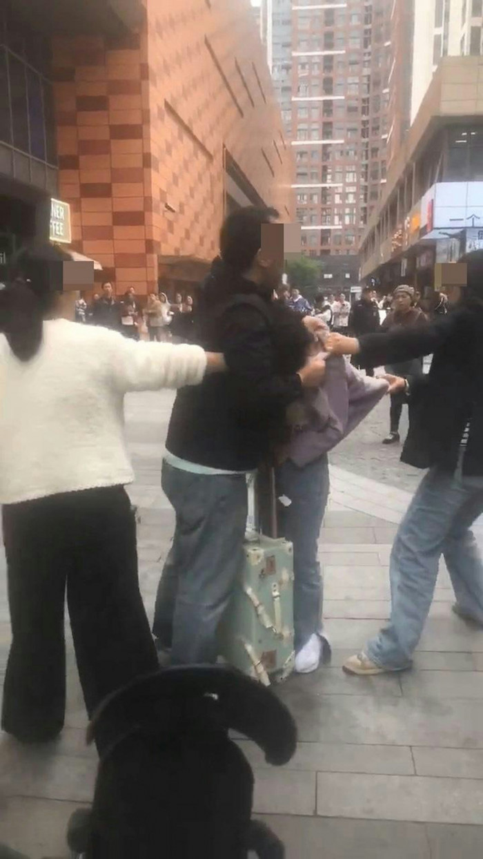 'Tiểu tam' bị vợ chính đánh ghen giữa đường, hành động của người chồng gây phẫn nộ Ảnh 1