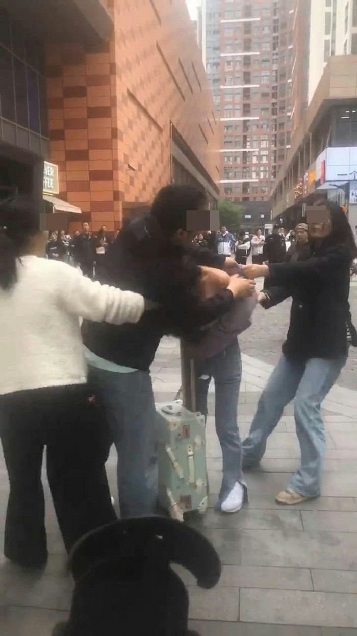 'Tiểu tam' bị vợ chính đánh ghen giữa đường, hành động của người chồng gây phẫn nộ Ảnh 2