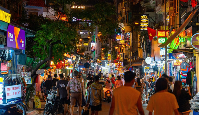 Khu chợ đêm quanh hồ Kỳ Lân là nơi du khách có thể thưởng thức ẩm thực đường phố và cảm nhận nhịp sống địa phương khi đêm xuống.