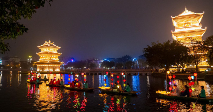 Phố cổ Hoa Lư rực rỡ ánh đèn lồng khi màn đêm buông xuống, trở thành điểm dạo chơi và chụp ảnh yêu thích của du khách tại Ninh Bình.