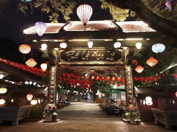 Phố cổ Hoa Lư rực rỡ ánh đèn lồng khi màn đêm buông xuống, trở thành điểm dạo chơi và chụp ảnh yêu thích của du khách tại Ninh Bình.