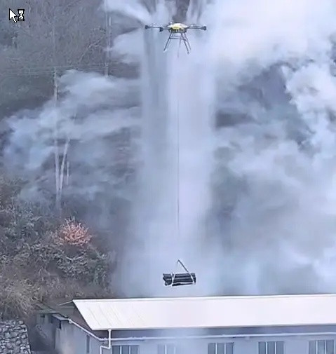 Chiếc quan tài 'bay' lơ lửng giữa trời, cảnh tượng khiến người dân xôn xao Ảnh 2