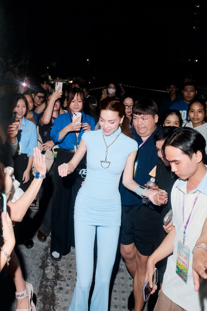 Hồ Ngọc Hà được khán giả quan tâm, săn đón nồng nhiệt mỗi khi xuất hiện. Ảnh: FBNV
