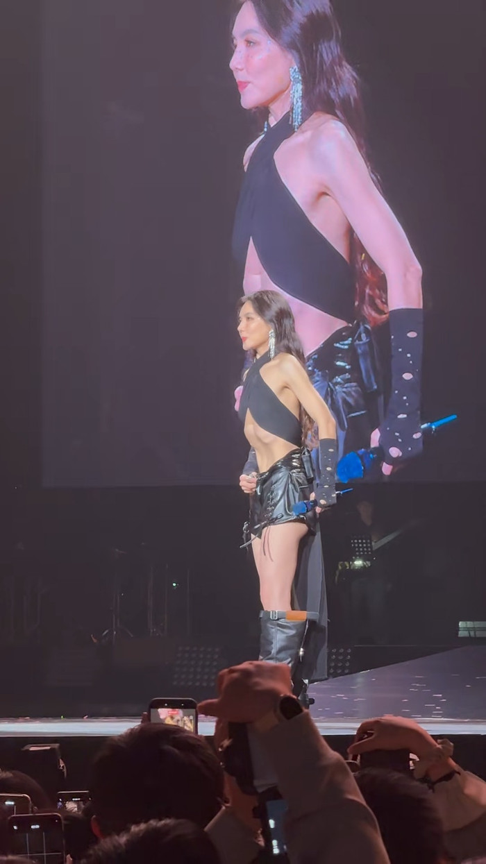 Nữ ca sĩ khoe cơ bụng kì lạ trên sân khấu khiến khán giả xôn xao Ảnh 3