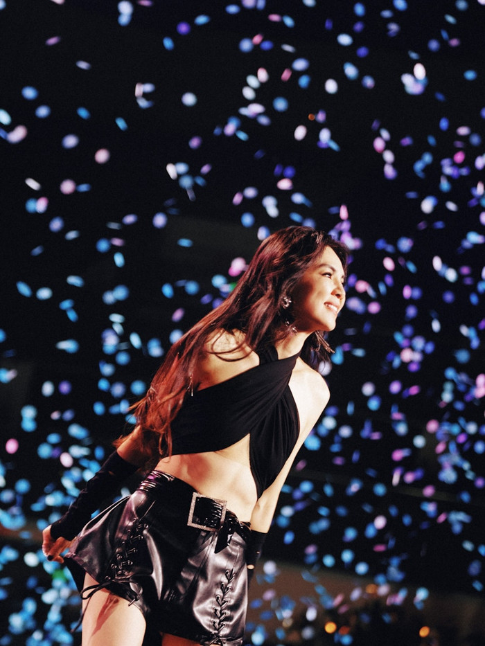 Nữ ca sĩ khoe cơ bụng kì lạ trên sân khấu khiến khán giả xôn xao Ảnh 4