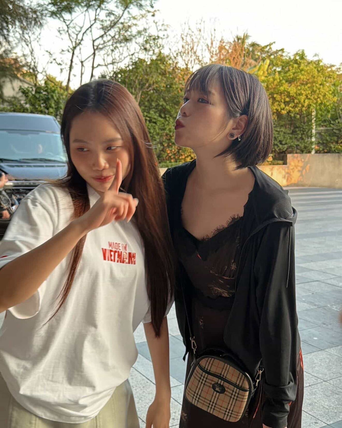 Nữ ca sĩ hài hước cùng Miyuna.