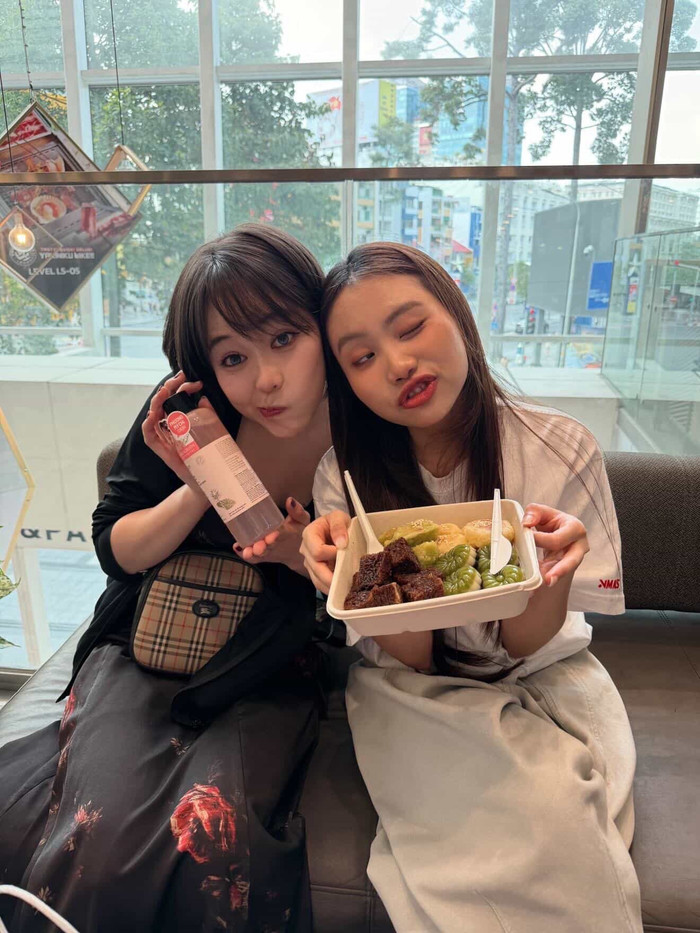 Phương Mỹ Chi và Miyuna tranh thủ 'hẹn hò' tại TP.HCM.