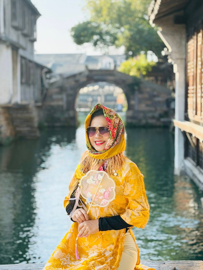 Việt Trinh hiện dành nhiều thời gian cho gia đình. Cô cũng thường xuyên đi du lịch tận hưởng cuộc sống.