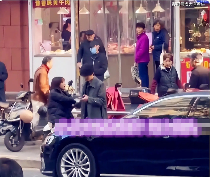 Nói dối đi chơi với bạn, cô gái bị người yêu bắt quả tang hành động đáng xấu hổ Ảnh 1