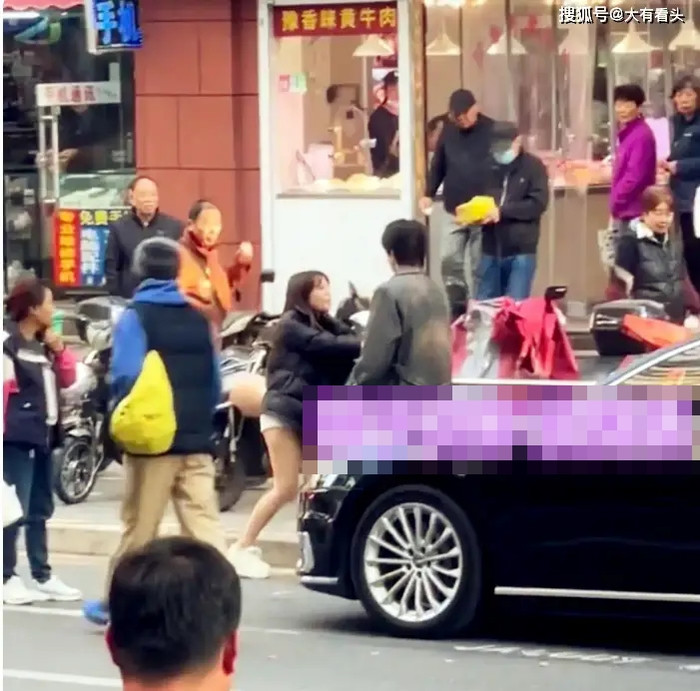 Nói dối đi chơi với bạn, cô gái bị người yêu bắt quả tang hành động đáng xấu hổ Ảnh 2