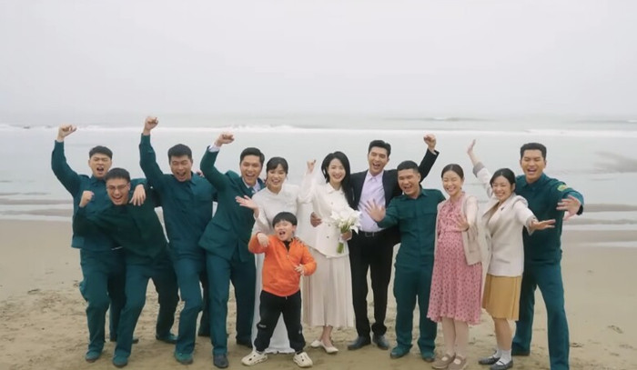 Màn cầu hôn đầy xúc động được mọi người ủng hộ, đánh dấu bước ngoặt lớn cho mối quan hệ của hai nhân vật chính. - Ảnh: VFC