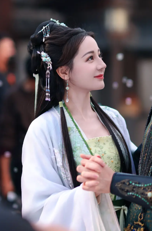 Địch Lệ Nhiệt Ba hiện là một trong những gương mặt gây sốt màn ảnh Hoa ngữ.