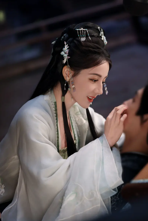 Trong phim, Địch Lệ Nhiệt Ba đóng cặp cùng Trần Phi Vũ.