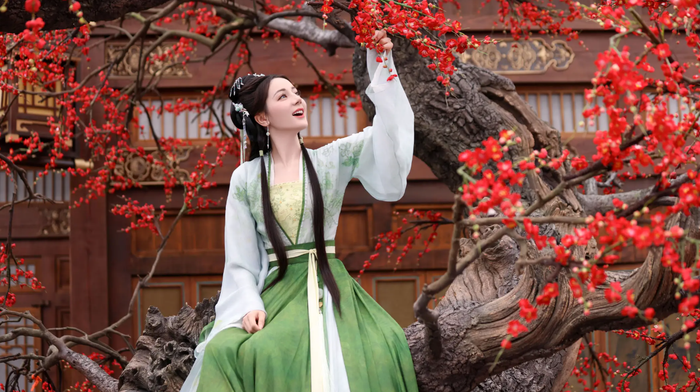 Tạo hình của Địch Lệ Nhiệt Ba trong phim Bạch Nhật Đề Đăng.