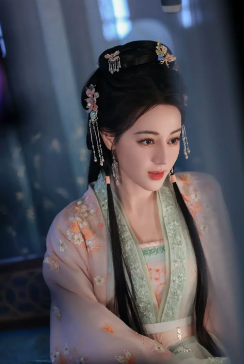 Bạch Nhật Đề Đăng được chuyển thể từ tiểu thuyết cùng tên, xoay quanh chuyện tình vượt qua ranh giới sinh tử.