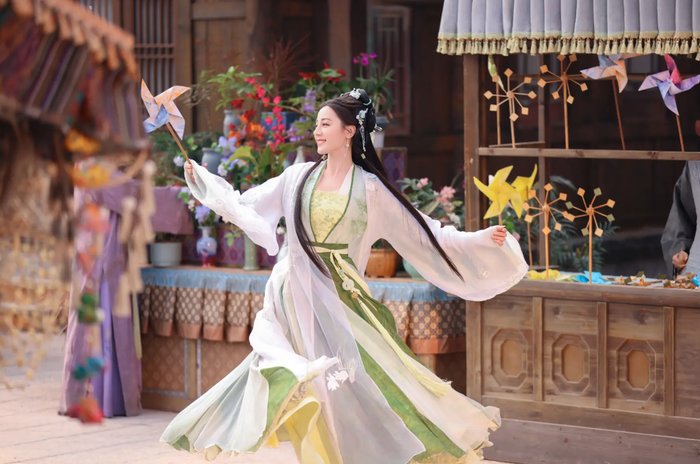 Tạo hình cổ trang của cô nổi bật với trang phục nhẹ nhàng, tông màu thanh nhã.