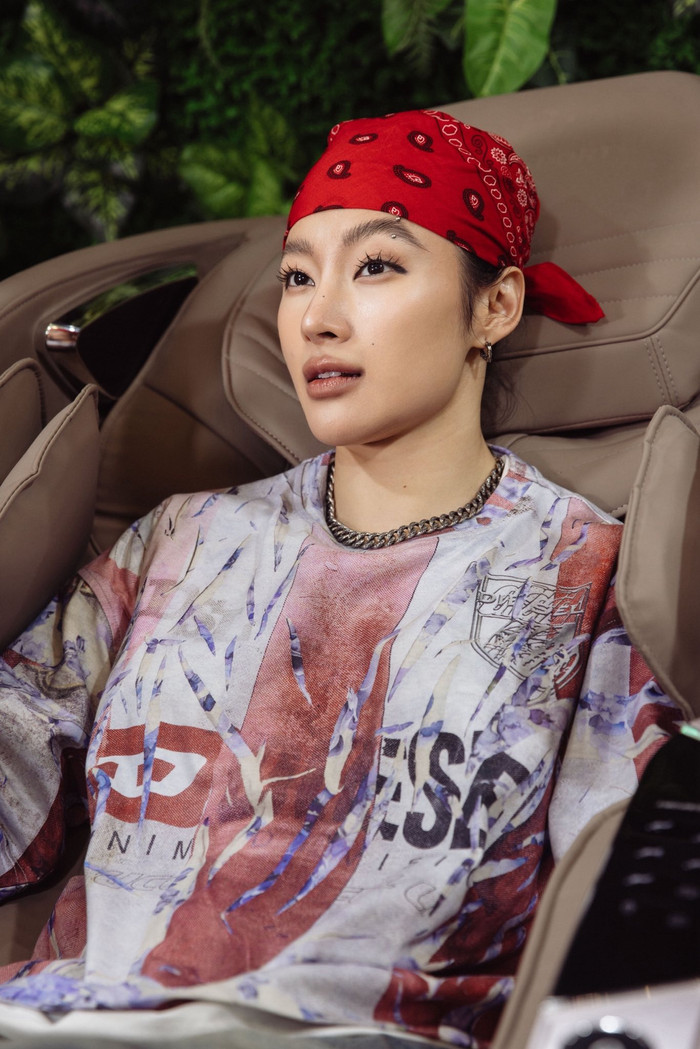 Nữ diễn viên gân như 'phá bỏ' hình ảnh trước đây và gây ấn tượng mạnh với nét 'vạm vỡ'.&nbsp;