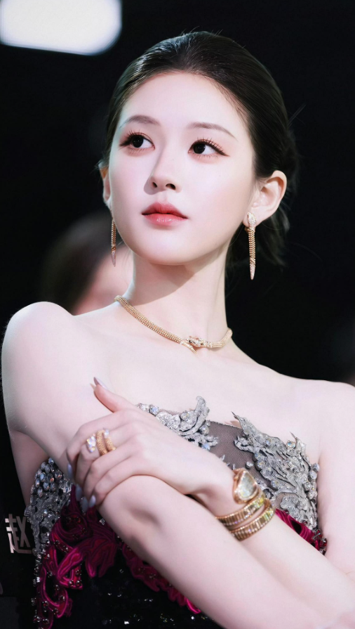 Triệu Lộ Tư, nữ diễn viên sinh sau 1995 đang trở thành tâm điểm bàn luận