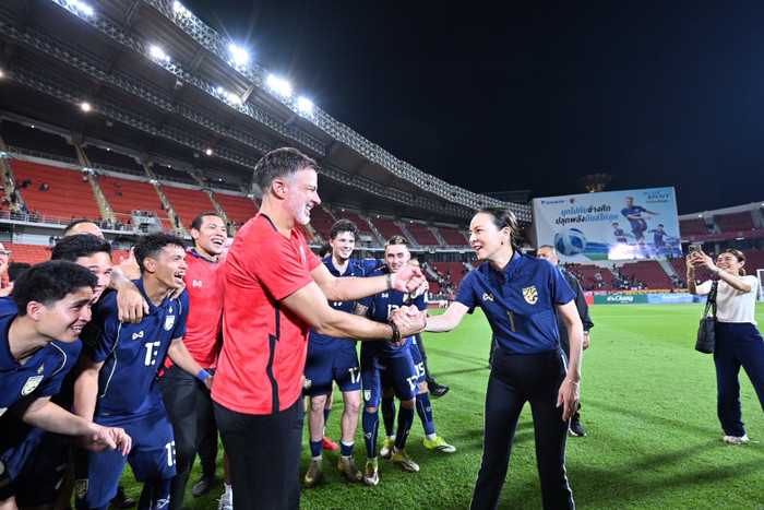 Nữ tỷ phú Nualphan Lamsam (Madam Pang) đã bày tỏ sự phấn khích khi đội tuyển Thái Lan có bước thăng tiến trên bảng xếp hạng FIFA. Ảnh: FAT