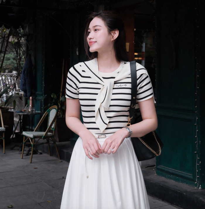 Đỗ Thị Hà khoe nhan sắc xinh đẹp khi dành thời gian dạo phố. Ảnh: FBNV