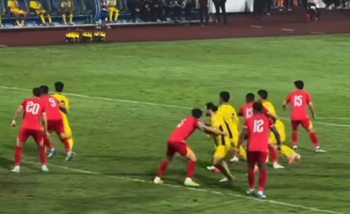 Đoàn Văn Hậu đã có phản ứng đáng chú ý sau tình huống khiến tuyển Việt Nam phải chịu quả phạt đền trong trận thắng Malaysia 3-1.