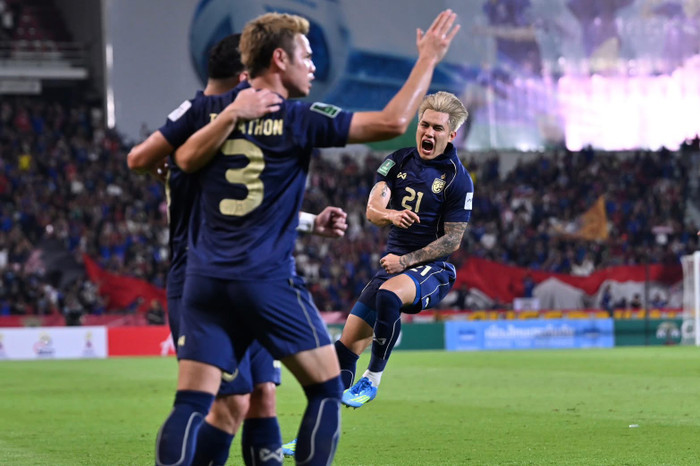 Theerathon Bunmathan đã có những chia sẻ đáng chú ý sau khi góp công lớn giúp tuyển Thái Lan giành vé dự VCK Asian Cup 2027. Ảnh: FAT