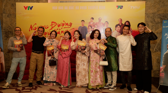 Sự chuyển giao giữa hai bộ phim tạo nên bước đổi mới nội dung trên sóng VTV1 (Ảnh: VTV)