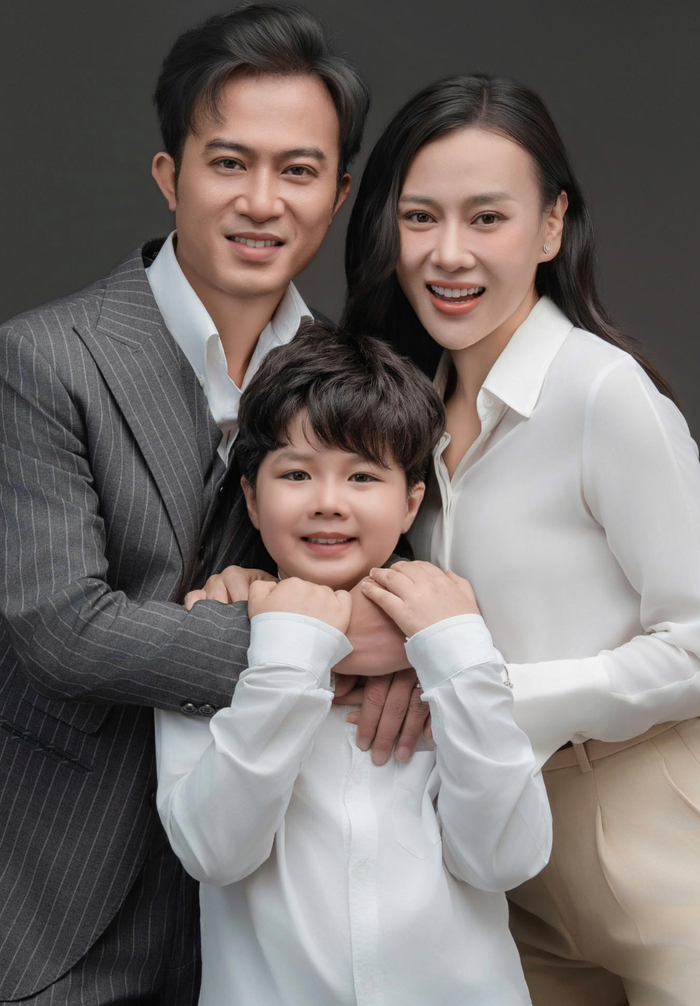 Gia đình Mỹ Anh (Phương Oanh) và Đăng (Doãn Quốc Đam) trong dự án truyền hình Gió ngang khoảng trời. - Ảnh: FBNV