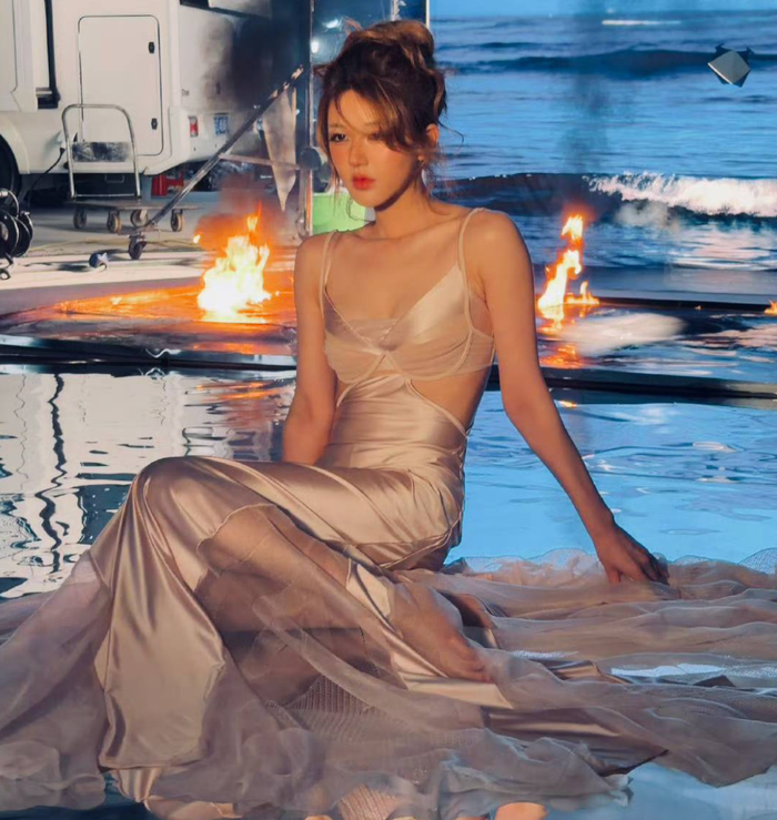 Triệu Lộ Tư diện váy hai dây mỏng manh, tạo dáng gợi cảm khi chụp hình. Ảnh: Weibo