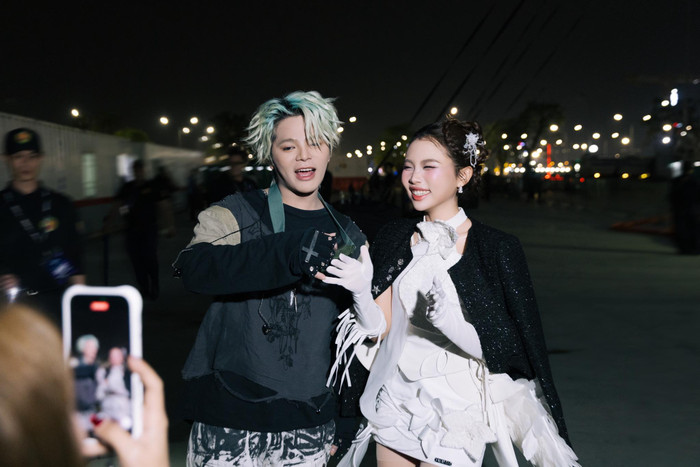 Phương Mỹ Chi và Rhyder hào hứng chụp hình mỗi khi có dịp gặp nhau. Ảnh: FBNV