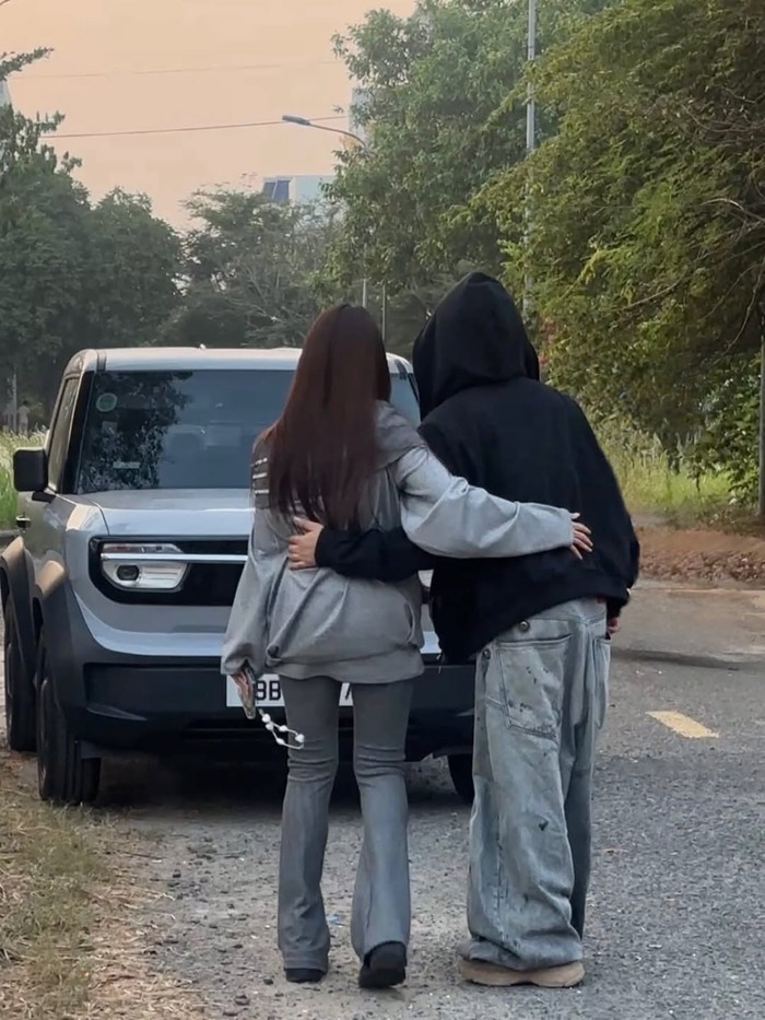 Phương Mỹ Chi thoải mái ôm eo Rhyder. Ảnh: IGNV