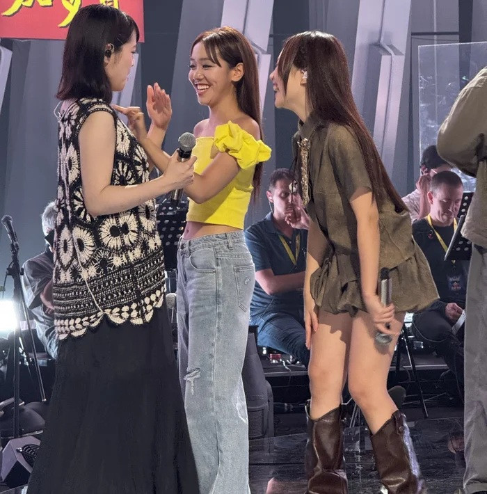 Phương Mỹ Chi cùng Miyuna tại cuộc thi âm nhạc mà cả hai cùng tham gia vào năm 2025 vừa qua.