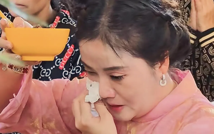 Hồng Loan bật khóc tại đám giỗ của cố NSƯT Vũ Linh. (Ảnh từ Facebook Phố Xá Sài Gòn)