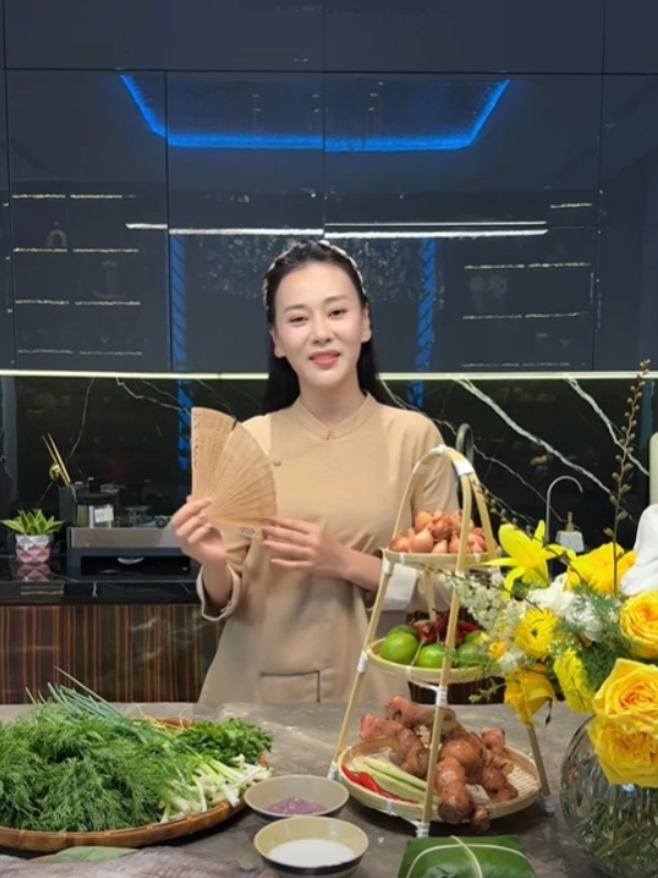 Vlog nấu ăn giản dị cho thấy một Phương Oanh gần gũi, khác xa hình ảnh trên màn ảnh