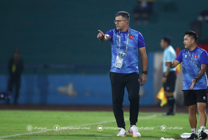 HLV Cristiano Roland muốn đang thổi luồng sinh khí mới vào U17 Việt Nam, với một tuyên bố đầy quyết tâm. Ảnh: VFF