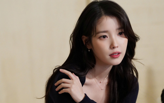 Động thái mới nhất của IU khi xuất hiện trên sóng radio của Lee Sang Soon đang trở thành chủ đề bàn tán sôi nổi.