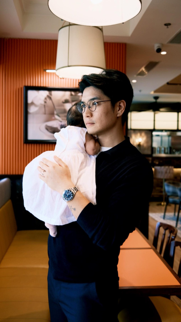 Chồng Ngô Thanh Vân hết lòng giúp vợ chăm sóc con gái nhỏ.