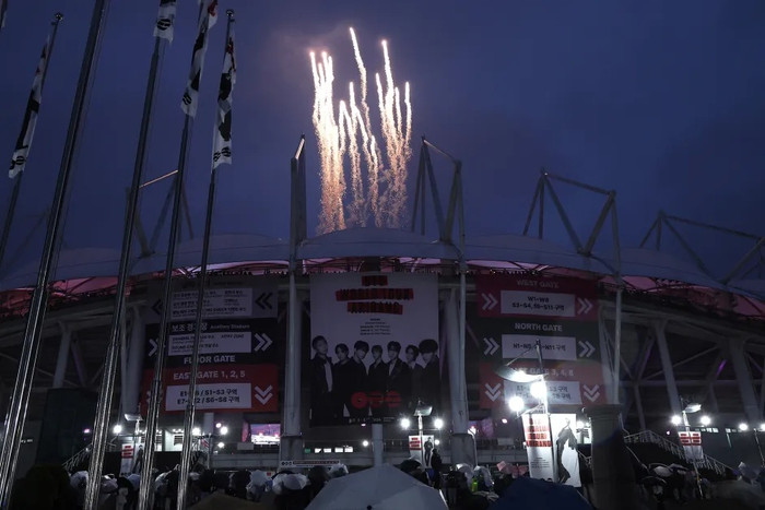 BTS 'kích nổ' tour ARIRANG: Đêm mở màn quy tụ dàn sao hạng A hiếm thấy Ảnh 1