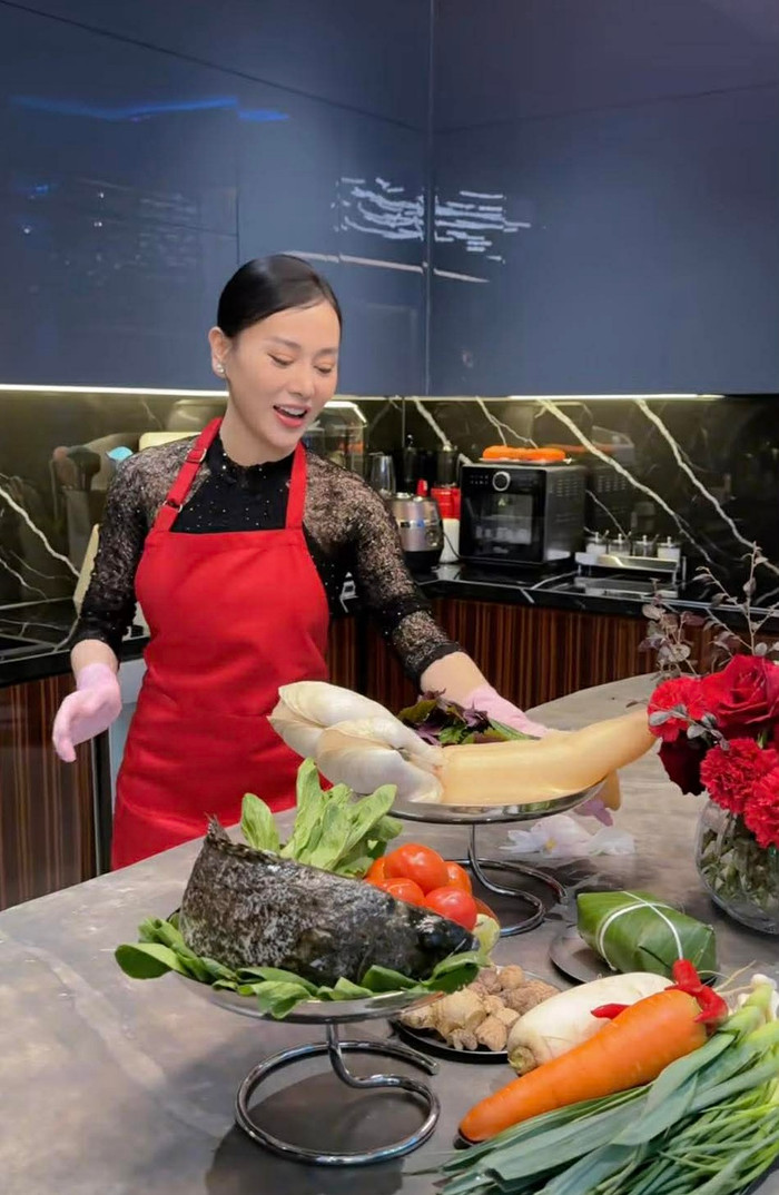 Phương Oanh tự tay thực hiện món sashimi tại nhà.