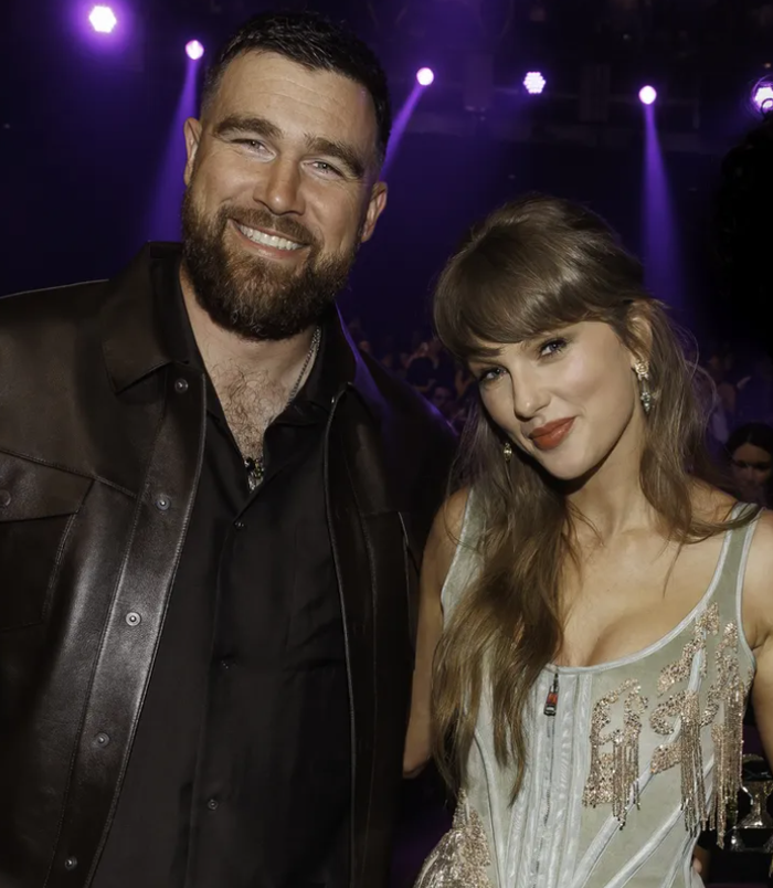 Taylor Swift và Travis Kelce tại lễ trao giải âm nhạc iHeartRadio năm 2026. Ảnh: Getty Images