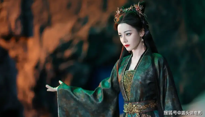 Tạo hình ấn tượng của Địch Lệ Nhiệt Ba trong 'Bạch Nhật Đề Đăng'. - Ảnh: Weibo