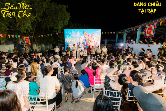 Dàn diễn viên quay trở lại Bình Thuận để tổ chức buổi chiếu phim đặc biệt cho bà con địa phương. - Ảnh: DPCC