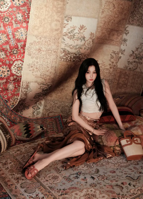 Ngu Thư Hân khoe vẻ đẹp trong trẻo, ngọt ngào trong bộ ảnh vừa công bố. - Ảnh: Sohu